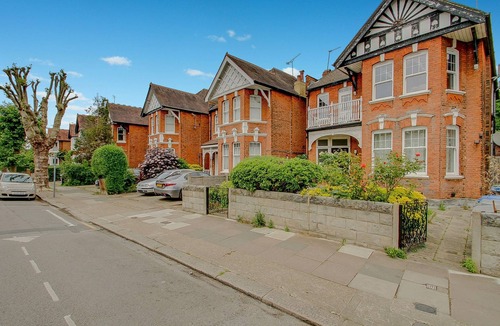 Mapesbury Apartment | Vibrant Willesden Green 2 Bedroom Flat