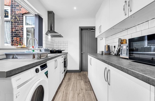 Stoke-on-Trent House | Victoria House 3BR | Royal Stoke Hospital with Parking