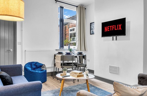 Stoke-on-Trent House | Victoria House 3BR | Royal Stoke Hospital with Parking
