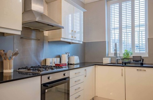 Cheltenham Apartment | Victorian 2-Bed Apartment + Parking