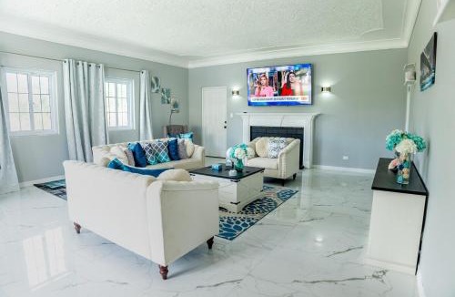 Nassau Villa | Villa By the Beach - sleeps 6 plus