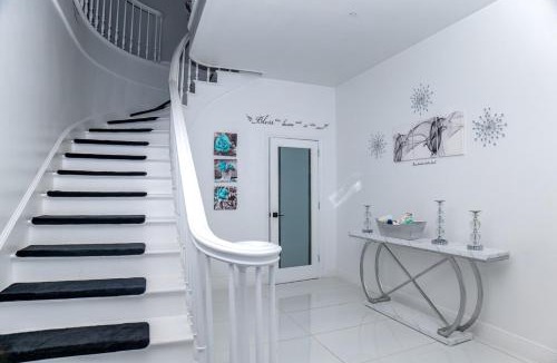 Nassau Villa | Villa By the Beach - sleeps 6 plus