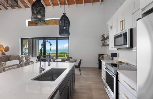 Jimmy Hill House | Villa Oceania: 5-Star Oceanfront 5BR Luxury Villa with Infinity Pool
