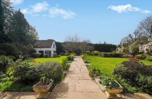 Eastcote and East Ruislip Villa | Villa sleeps 17 Historic Heritage 20mins away from Baker Street with HOT TUB Not for Event