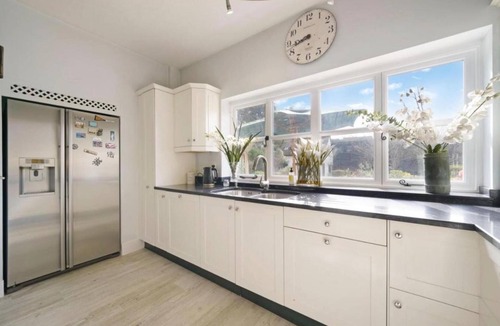 Eastcote Villa | Villa Sleeps 17 - Hot Tub, Garden, Free Parking