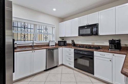 Nassau House | Villa w/Easy Beach Access