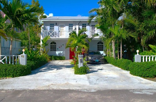 Nassau House | Vista Azul ~ Blue Views, 5 minute walk to the beach!