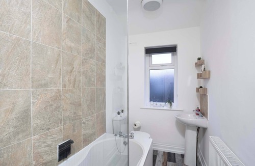 Bispham Apartment | Walk to the Beach- Free Parking - Contractor Stay