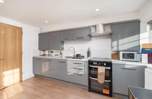 Stokenchurch House | Wallace Hill Cottage - Garsington Studios - Pass the Keys