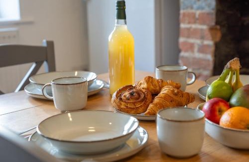 Stokenchurch House | Wallace Hill Cottage - Garsington Studios - Pass the Keys