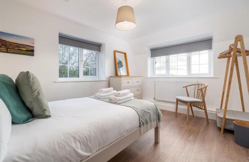 Stokenchurch House | Wallace Hill Cottage - Garsington Studios - Pass the Keys