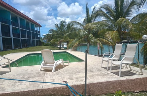 Bahamia West Cottage | Waterfront house w dock seawall, Atlantic waters. All toyes. Aport free pickup