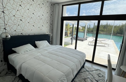 Bahamia West Villa | Waterfront luxury villa in Freeport Bahamas