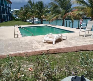 Bahamia West House | Waterfront unit with dock n 100ft seawall for boat, cristal Atlantic waters
