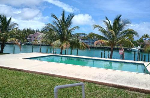 Bahamia West House | Waterfront unit with dock n 100ft seawall for boat, cristal Atlantic waters