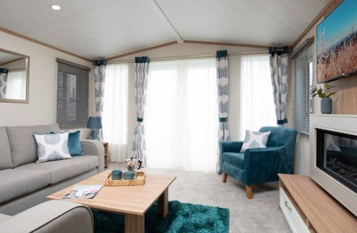 Great Billing Cottage | WATERSIDE HAVEN, family friendly in Billing Aquadrome Holiday Park