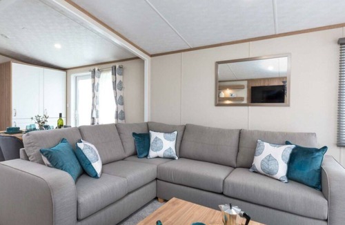 Great Billing Cottage | WATERSIDE HAVEN, family friendly in Billing Aquadrome Holiday Park