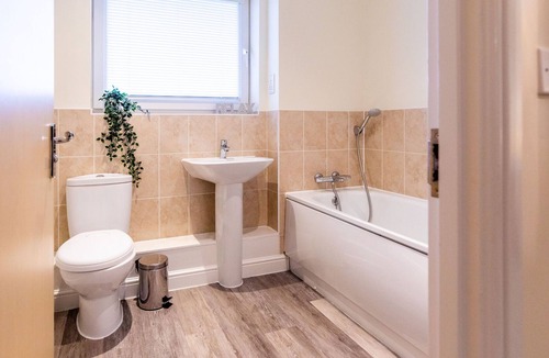Milton Keynes House | Waterside Lodge Stunning 3 Bedroom House MK