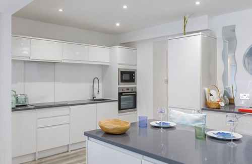Brighton House | Wave Watcher | Stunning Panoramic Seaview | Sleeps 8 | Near Beach & Centre | Parking | 3 Bathrooms