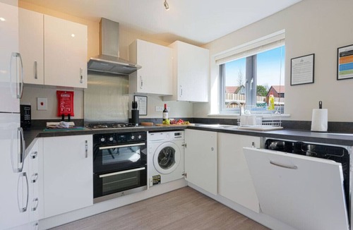 Wavendon House | Wavendon House Sleeps 6 Driveway Parking Garden Fast Wifi Smart TV Yoko Property