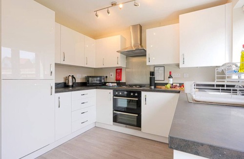 Wavendon House | Wavendon House Sleeps 6 Driveway Parking Garden Fast Wifi Smart TV Yoko Property