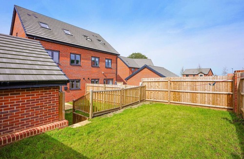 Wavendon House | Wavendon House Sleeps 6 Driveway Parking Garden Fast Wifi Smart TV Yoko Property