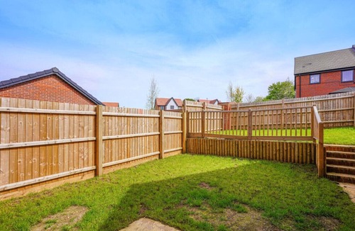 Wavendon House | Wavendon House Sleeps 6 Driveway Parking Garden Fast Wifi Smart TV Yoko Property