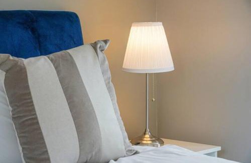 Wavendon House | Wavendon House Sleeps 6 Driveway Parking Garden Fast Wifi Smart TV Yoko Property