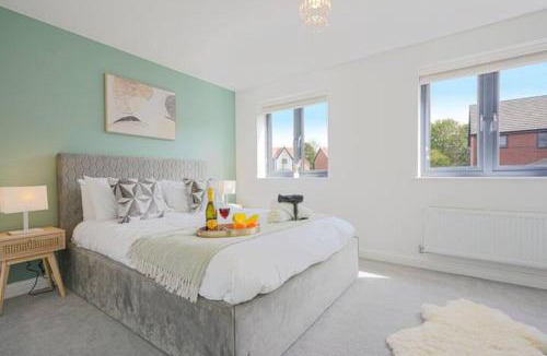 Wavendon House | Wavendon House Sleeps 6 Driveway Parking Garden Fast Wifi Smart TV Yoko Property