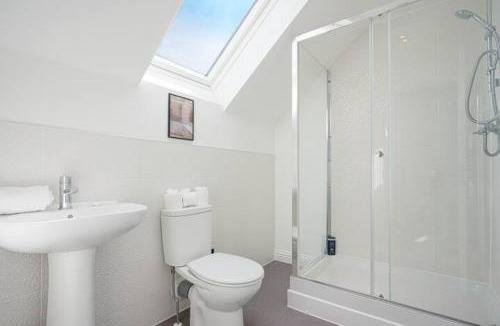 Wavendon House | Wavendon House Sleeps 6 Driveway Parking Garden Fast Wifi Smart TV Yoko Property