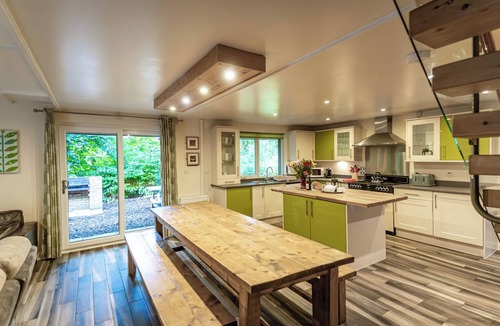 Farley Cabin | Weaver; woodland lodge for 12 with hot tub, log burner, BBQ, near Alton Towers.