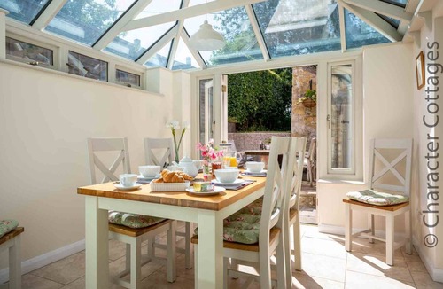 Bourton-on-the-Water Cottage | WEIR COTTAGE, family friendly, with open fire in Bourton-On-The-Water