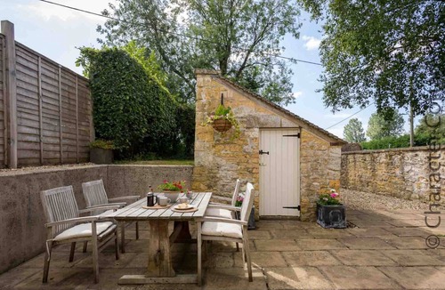 Bourton-on-the-Water Cottage | WEIR COTTAGE, family friendly, with open fire in Bourton-On-The-Water