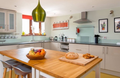 Kingswear House | Weirmarsh Big Barn. Large barn conversion with large hot tub and games room.