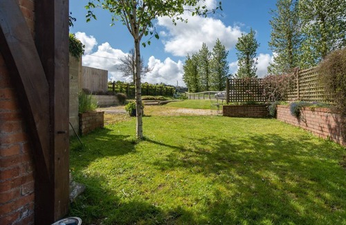 Kingswear House | Weirmarsh Big Barn. Large barn conversion with large hot tub and games room.