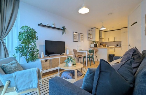 Liverpool Apartment | Welcome to our chic, newly-renovated 1-bedroom apartment in Liverpool City Centre!