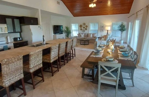 George Town House | Welcome to Serenity Hill, a private home on the island of Great Exuma, Bahamas