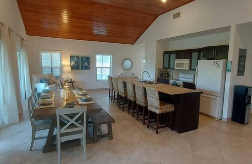 George Town House | Welcome to Serenity Hill, a private home on the island of Great Exuma, Bahamas