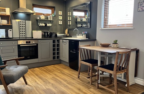 Cheltenham Cottage | WELLINGHILL LODGE, pet friendly, with a garden in Cheltenham