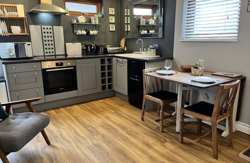 Cheltenham Cottage | WELLINGHILL LODGE, pet friendly, with a garden in Cheltenham