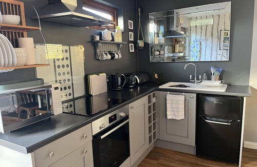 Cheltenham Cottage | WELLINGHILL LODGE, pet friendly, with a garden in Cheltenham