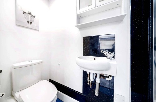 West Kensington Apartment | West Kensington Modern Couple Retreat