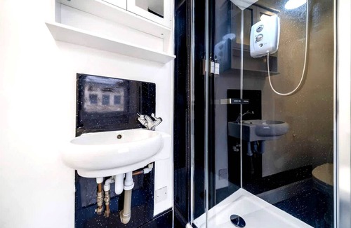 West Kensington Apartment | West Kensington Modern Couple Retreat