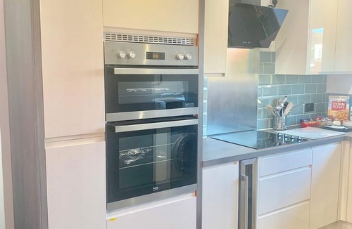 Newcastle-Under-Lyme House | WESTLANDS, 4 Double Bedrooms - Parking, WIFI, Private Garden 4 Large TV