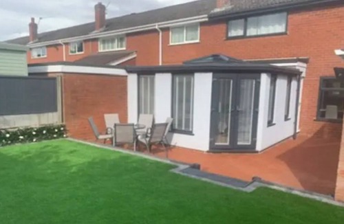 Newcastle-Under-Lyme House | WESTLANDS, 4 Double Bedrooms - Parking, WIFI, Private Garden 4 Large TV