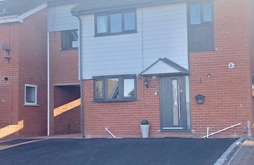 Newcastle-Under-Lyme House | WESTLANDS, 4 Double Bedrooms - Parking, WIFI, Private Garden 4 Large TV
