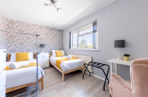 Luton House | Wetherne House, Beautiful Home, Parking Garden WiFi Self Check-in