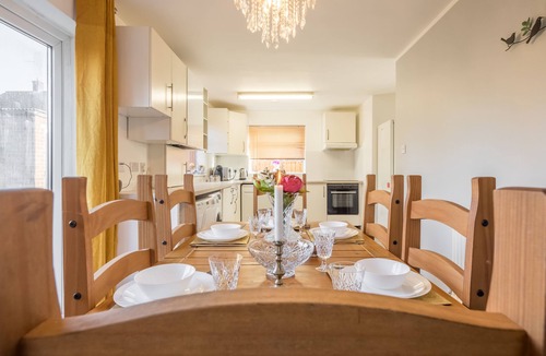 Luton House | Wetherne House w/Parking & Self Checkin near L&D Hospital, Cul De Sac