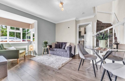 Bletchley House | Wheatley House Excellent Location Free Parking Garden Fast Wifi Smart TVs Yoko Property