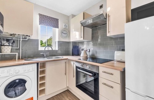 Bletchley House | Wheatley House Excellent Location Free Parking Garden Fast Wifi Smart TVs Yoko Property